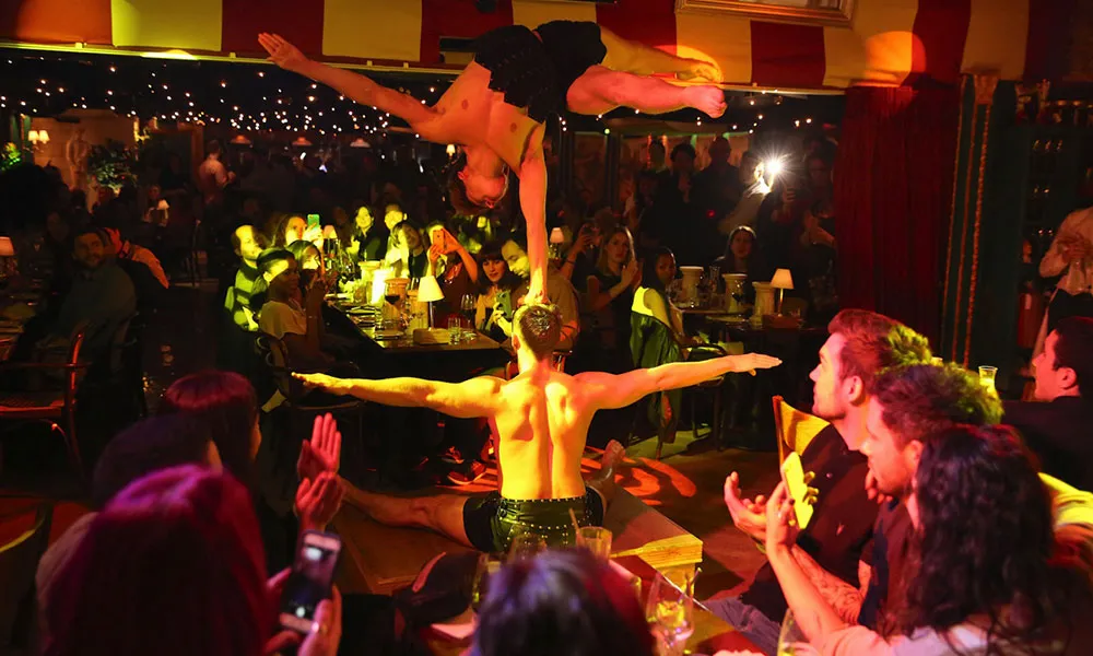 Bar, Ristorante & Variety Show